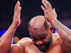 Al boxeador Jarrell Miller le arrancaron la camiseta durante una pelea de peso pesado