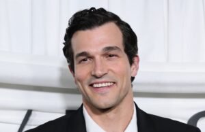 La estrella de ‘Love Story’ JFK Jr., Paul Anthony Kelly, da la bienvenida al bebé con su esposa