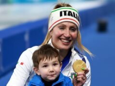 La patinadora de velocidad Francesca Lollobrigida celebra su victoria olímpica con su hijo