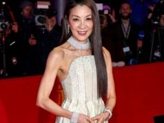 Michelle Yeoh se seca las lágrimas al recibir el Oso de Oro de la Berlinale