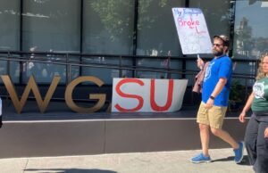 La huelga del personal de la WGA entra en su segunda semana mientras dos partes se reúnen