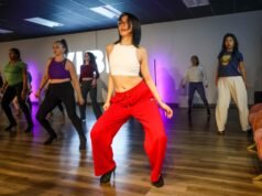 Bailar con tacones se vuelve popular entre las mujeres de Martínez