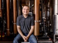 Propietario de una pequeña empresa de Los Ángeles adopta un enfoque de esperar y ver qué pasa después de que se revirtieron los aranceles de Trump