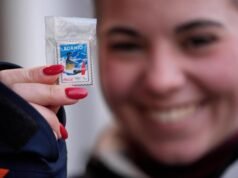 La manía de los pins olímpicos hace que los coleccionistas corran entre monumentos e invadan un centro comercial