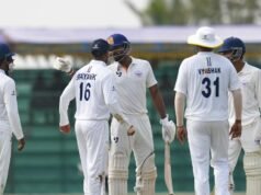 El capitán de Jammu y Cachemira, Paras Dogra, le da un cabezazo a KV Aneesh durante la final del Trofeo Ranji contra Karnataka.