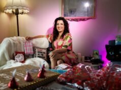 ¡La mujer de “MarryLisa.com” que alquiló vallas publicitarias en la autopista 101 tiene un San Valentín!