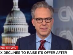 Jake Tapper de CNN da la noticia de la compra de WBD por parte de Paramount en vivo