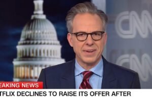 Jake Tapper de CNN da la noticia de la compra de WBD por parte de Paramount en vivo