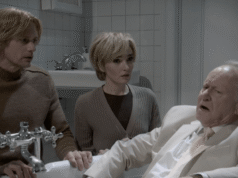 Stellan Skarsgård se estrella en ‘SNL’ mientras su hijo Alexander Skarsgård presenta