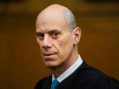 Juez dice que Estados Unidos debe ayudar a devolver a un puñado de venezolanos deportados a una prisión notoria