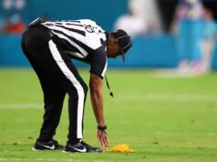 La NFL considera permitir que los oficiales de repetición lancen banderas por actos no relacionados con el fútbol durante los juegos