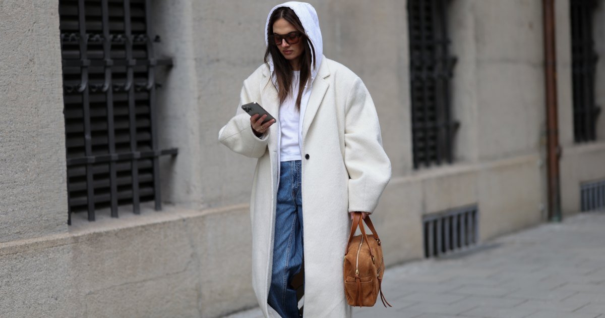 MUNICH, ALEMANIA - 3 DE FEBRERO: Anna Winter lleva un largo abrigo de lana de color marfil llamado