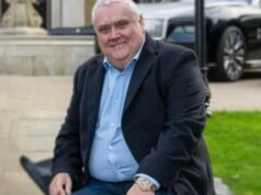 Despedido por comentarios “ofensivos” hacia un limpiador, el magnate de los concesionarios de automóviles demanda a su propia empresa por 500 millones de dólares