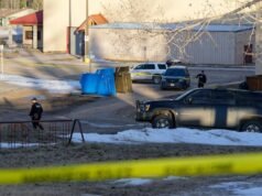 Un pequeño pueblo canadiense destruido por un tiroteo en una escuela.