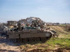 Las FDI descubren viviendas y armas en un túnel de 100 metros de largo al sur de Gaza