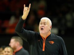 El entrenador de baloncesto masculino de Oregon State, Wayne Tinkle, no regresará para una decimotercera temporada en 2026-27.