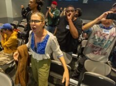 Otra semana, otro motín en la comisión de policía