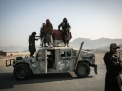 Los talibanes afganos afirman haber atacado instalaciones militares paquistaníes