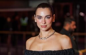 El reloj cruzado de Dua Lipa cuesta $53,000, pero encontramos el look por $25