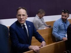 Un tribunal prohíbe la salida del jefe de gabinete de Netanyahu hacia el enviado británico y restablece las restricciones