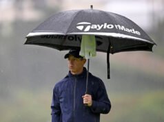 Rory McIlroy sobrevive a la lluvia y al viento brutal en Riviera para ascender en la clasificación inicial del Genesis Invitational