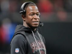 Según los informes, los 49ers contratan al ex entrenador en jefe de los Falcons, Raheem Morris, como coordinador defensivo