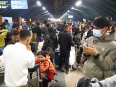Las fotos muestran caos en los aeropuertos mientras los pasajeros quedan varados debido a vuelos cancelados