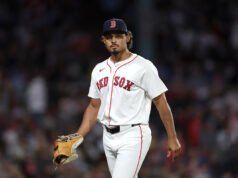 Los White Sox adquieren al derecho Jordan Hicks y al prospecto derecho David Sandlin de los Red Sox