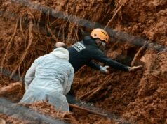 Rescatistas buscan personas desaparecidas después de que una inundación matara a 30 en Brasil