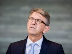 El director de la Berlinale podría ser reemplazado mientras el ministro alemán convoca una reunión