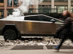 Tesla de Elon Musk presenta un Cybertruck más barato por menos de 60.000 dólares, pero hay un problema