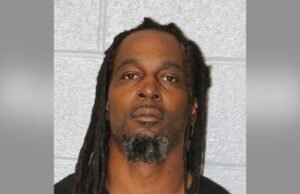 Padre afligido ataca al asesino acusado de su hijo en un tribunal de Carolina del Norte