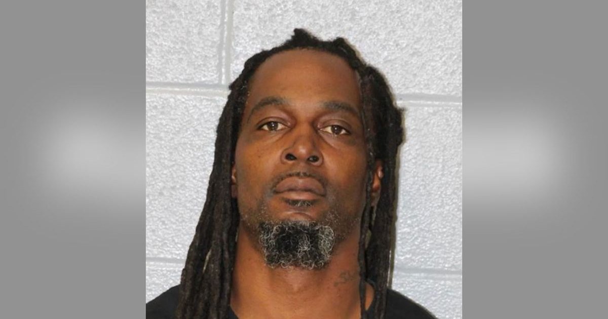 Padre afligido arrestado después de atacar al presunto asesino de su hijo en un tribunal de Carolina del Norte