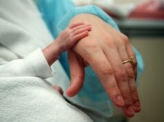 Los legisladores franceses piden cambios para contrarrestar la caída de los nacimientos