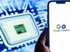 Demis Hassabis predice que la AGI tendrá un impacto 10 veces mayor que la Revolución Industrial, y sucederá en una década, no en un siglo.