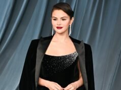 La chaqueta polar Free People de Selena Gomez se agota rápidamente