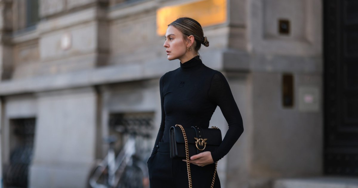 BERLÍN, ALEMANIA - 10 DE NOVIEMBRE: Alessa Winter con un jersey de cuello alto Pinko negro y pantalones negros, bolso Pinko negro el 10 de noviembre de 2021 en Berlín, Alemania. (Foto de Jeremy Moeller/Getty Images)