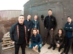 Comentario: La banda de punk irlandesa de Boston, los Dropkick Murphys, podrían pasar por Proud Boys. Pero mira de nuevo.
