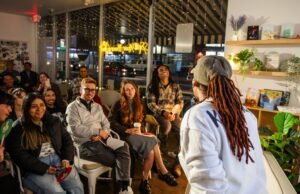 Los comediantes de Los Ángeles abordan tus problemas y te dan consejos en este estridente espectáculo.