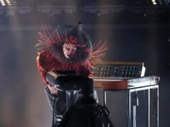 Lady Gaga interpreta “Abracadabra” en los Grammy con una jaula en la cabeza