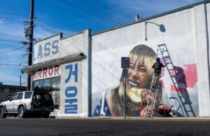 La patinadora medallista de oro olímpica Alysa Liu inspira un nuevo mural en Gardena