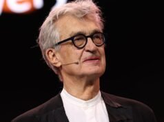 Wim Wenders habla en la ceremonia de entrega de premios del Festival de Cine de Berlín