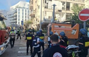 Al menos seis heridos tras el impacto de metralla en la zona de Tel Aviv tras el lanzamiento de un misil iraní, dice la MDA