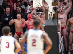 Según los informes, los nadadores de Miami (Ohio) vestidos con speedo que se volvieron virales durante los Primeros Cuatro fueron escoltados fuera de la derrota en la primera ronda del torneo de la NCAA ante Tennessee.