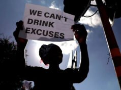 Los sudafricanos dicen que las bandas criminales se están aprovechando de la crisis del agua