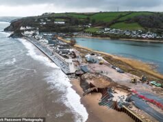 Consternación para los aldeanos casi aislados de la civilización cuando una violenta tormenta destruyó una carretera costera después de enterarse de que el Gobierno había anunciado 1.400 millones de libras esterlinas para la defensa contra las inundaciones, pero NADA para ellos.