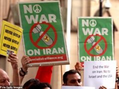 En las calles de Sydney se han producido protestas contra los ataques aéreos iraníes, mientras decenas de miles de personas celebran en Hyde Park y los iraníes-australianos lo comparan con la caída del Muro de Berlín.