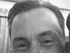 Se rinden homenajes al hombre “amoroso” que murió tras ser sacado del agua en el centro de la ciudad, mientras arrestan a una mujer de 30 años