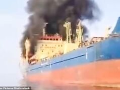 Un petrolero se incendia tras ser alcanzado por drones iraníes en el Estrecho de Ormuz mientras los mercados se preparan para precios más altos tras los ataques