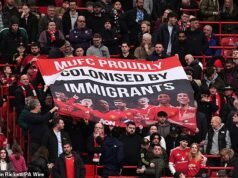 Los fanáticos del Man United respondieron a los comentarios del copropietario Sir Jim Ratcliffe sobre la inmigración con una pancarta